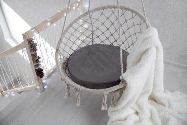 Дизайнерское подвесное кресло для уютного интерьера квартиры
