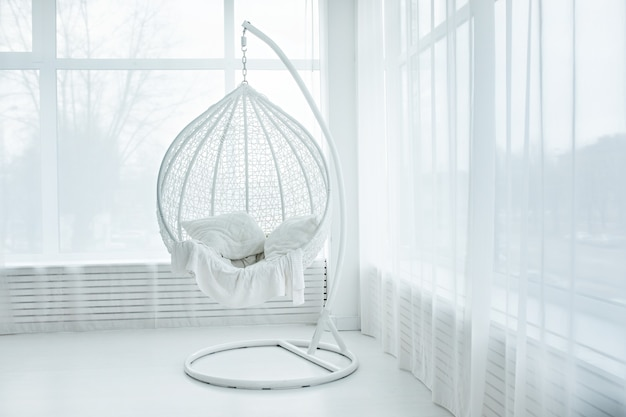 Эргономичное подвесное кресло: идеальный акцент в интерьере квартиры